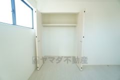 洋室にはハンガーパイプ付きのクローゼットが設けられています。たっぷり収納できるので衣替えの心配もいりませんね＾＾