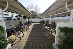 駐輪場。アプローチからの動線が良く、毎日の自転車の出し入れもスムーズに行えます＾＾日々の通勤・通学を快適にサポート。 