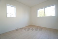 5.7帖洋室。 主寝室としてお使いいただけそうなこちらのお部屋は、日当たりが良く、爽やかな風を感じて起きる朝は、快適生活の始まりに。