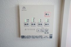 同仕様写真。 浴室暖房乾燥機には、暖房、乾燥、涼風、換気の4つの機能が付いています。タイマー付きです。換気・雨の日の洗濯も安心です＾＾