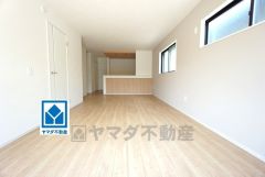 19.1帖。家族が集まる開放的なリビング。思い思いの時間を過ごしたり食事をしたり、素敵な団らんの場になりますね。