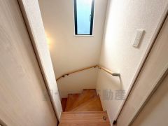 お子様も高齢の方も安心して上り下りができる手摺がついた安心設計です。 階段には小窓を配置しました。日中でも暗くなりがちな階段下が明るくなり安全ですね。