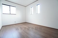 主寝室としてお使いいただけそうなこちらのお部屋は、日当たりが良く、爽やかな風を感じて起きる朝は、快適生活の始まりに。