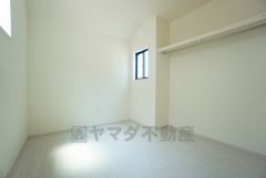 主寝室としてお使いいただけそうなこちらのお部屋は、日当たりが良く、爽やかな風を感じて起きる朝は、快適生活の始まりに。アクセントクロスでお洒落な空間です＾＾