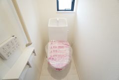 1階2階の2ヶ所にトイレがありますので、忙しい朝にも家族に気を使わず、ゆとりが生まれますね＾＾ 小窓付きで換気する時に便利です＾＾