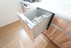 炊事時間を大幅に短縮できる食器洗浄乾燥機付き＾＾食器を洗う手間が減るので家族とのコミュニケーションの時間や自分の時間が増えますね。