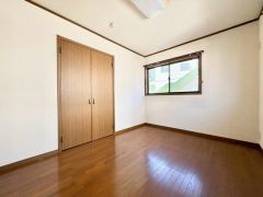 6帖。2面採光を確保した明るい室内は、風通しも良く、大変居心地の良い空間となっております。日当たりがよく、子供部屋としての利用もおすすめ。 