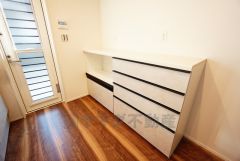 家庭ごみの仮置きに重宝する勝手口付き。カップボード付き。