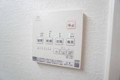 浴室暖房乾燥機付き。天候に左右されず、いつでも好きなときに洗濯物を干せるので、仕事や家事で忙しい方に重宝します。
