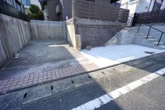 駐車スペースは2台分を確保（車種による）。マイカー用に、お客さま用に、余裕を持ってご利用いただけます＾＾前面道路は6ｍあるので駐車も楽々できそうです＾＾ 