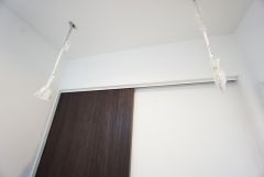 洗面室には室内物干し付き＾＾雨の日や花粉の季節でも気にせず洗濯物が干せるので嬉しいですね＾＾