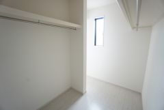 収納力豊富なウォークインクローゼット。洋服や小物などを1箇所にまとめて美しい収納を実現します。スーツケースのような大型の荷物も置けます＾＾
