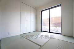 1階4.5帖和室。リビング隣には、ホッとできる和室を用意。客間としてはもちろん、お子様のお昼寝スペースや書斎としても活躍してくれそうです＾＾