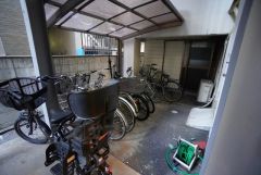 駐輪場あり＾＾ 屋根付き駐輪場なので、雨の日も自転車を安心して保管できます。通勤・通学に自転車を使う方にも便利です＾＾
