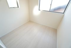 4.76帖。2面採光を確保した明るい室内は、風通しも良く、大変居心地の良い空間となっております。日当たりがよく、子供部屋としての利用もおすすめ。