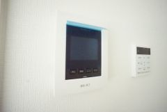 防犯はもちろん、セールスマン対策にもなるモニター付きインターホンです。 来訪者の顔が見えるので安心ですね＾＾