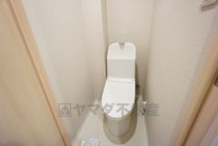 ウォシュレット、暖房便座、節電・節水機能など、使い勝手のよい高機能トイレです。淡いカラーのアクセントクロスで落ち着いた空間です＾＾ 