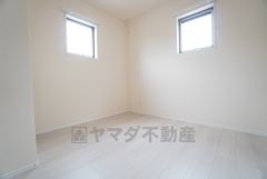 2面採光を確保した明るい室内は、風通しも良く、大変居心地の良い空間となっております。日当たりがよく、子供部屋としての利用もおすすめ。