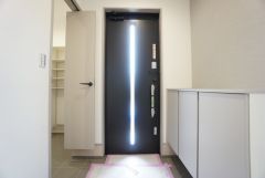 玄関にはシューズクローク＆シューズボックス付き。ご家族全員分の靴からベビーカーやゴルフバッグなどもしっかり収納できます＾＾