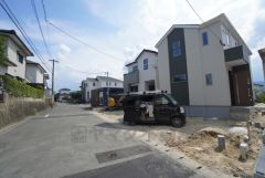 前面道路は北東側、約6ｍの公道に面しています。