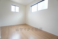 2面採光を確保した明るい室内は、風通しも良く、大変居心地の良い空間となっております。日当たりがよく、子供部屋としての利用もおすすめ。