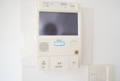 防犯はもちろん、セールスマン対策にもなるモニター付きインターホンです。お子さん1人での留守番時にも活躍しそうです。