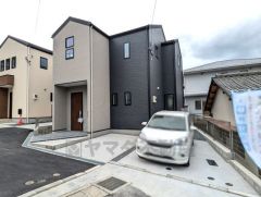 駐車スペースはゆとりある2台分を確保。マイカー用に、お客さま用に、余裕を持ってご利用いただけます。