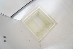 キッチンにある床下収納は、居住スペースを減らさずに買い置きの調味料や非常食などを保管することができます。