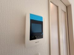防犯はもちろん、セールスマン対策にもなるモニター付きインターホンです。お子さん1人での留守番時にも活躍しそうです。