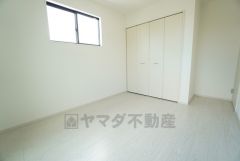 明るい洋室です。ナチュラル色のフローリングで開放的な優しい雰囲気になっています＾＾