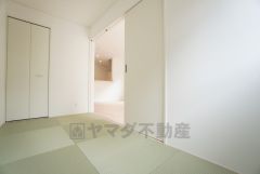 リビング隣には、ホッとできる和室を用意。客間としてはもちろん、お子様のお昼寝スペースや書斎としても活躍してくれそうです＾＾