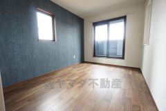 6.2帖。主寝室としてお使いいただけそうなこちらのお部屋は、3面採光で日当たりが良く、爽やかな風を感じて起きる朝は、快適生活の始まりに。木の温もりがやさしいフローリングとこだわりのアクセントクロス＾＾