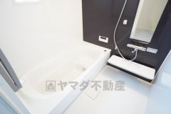 1日の疲れを癒すくつろぎのバスルーム。足を伸ばしてもゆったりと入れるサイズです。お子様と一緒にお風呂に入っても狭くないですね＾＾