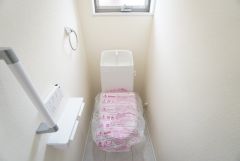 ウォシュレット、暖房便座、節電・節水機能など、使い勝手のよい高機能トイレです。 上部には収納棚が付いています＾＾