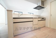 対面式キッチンなのでリビングにいるご家族とコミュニケーションを取りながら洗い物や、お料理が楽しめそうですね＾＾