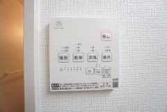 浴室暖房乾燥機には、暖房、乾燥、涼風、換気の4つの機能が付いています。タイマー付きです。換気・雨の日の洗濯も安心です＾＾