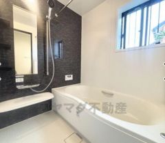 1日の疲れを癒すくつろぎのバスルーム。足を伸ばしてもゆったりと入れるサイズです。お子様と一緒にお風呂に入っても狭くないですね＾＾