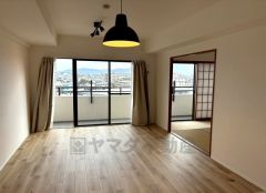 大きな掃き出し窓のあるリビングは、陽光あふれる明るい空間です。ゆったりと寛げる憩いの場となりそうです＾＾