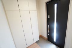 玄関扉にスリットのある明るい玄関です＾＾たっぷり収納できるシューズボックス付きなので、家族全員の靴がきれいに整頓できます。