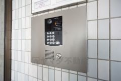 マンションエントランスにモニター付きオートロック完備。居室玄関前にはインターホン付きと、セキュリティ面も安心です＾＾