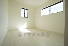 2面採光を確保した明るい室内は、風通しも良く、大変居心地の良い空間となっております。日当たりがよく、子供部屋としての利用もおすすめ。