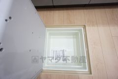 キッチンに床下収納があります。長期保存ができるもの、調理器具、防災グッズを入れておくのもいいですね。