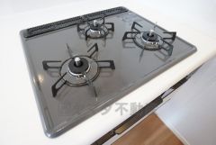 3種類の料理が同時に調理できる、3口ガスコンロ。忙しい夕食の支度時間が短縮できて効率よくお料理が楽しめます。