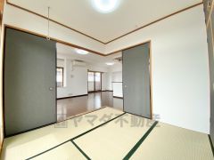 6帖。リビング隣には、ホッとできる和室を用意。客間としてはもちろん、お子様のお昼寝スペースや書斎としても活躍してくれそうです＾＾ 建具を開けてリビングとの一体利用も可能です＾＾ 