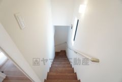 お子様も高齢の方も安心して上り下りができる手摺がついた安心設計です。 階段には小窓を配置しました。日中でも暗くなりがちな階段下が明るくなり安全ですね。