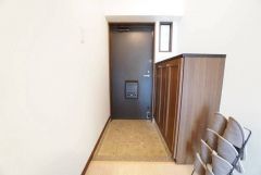 たっぷり収納できるシューズボックス付きです。家族全員の靴がきれいに整頓できます。棚の上にお花や写真を飾っても良いですね。