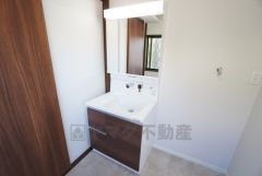 三面鏡裏収納付き洗面化粧台です＾＾ 歯磨きセットやスキンケア用品などの収納に便利ですね。