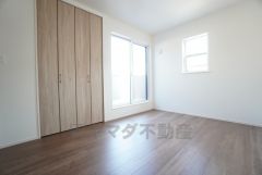 6帖。 木の温もりがやさしいフローリングとシンプルなクロスです＾＾ バルコニーに面しており、明るい室内＾＾