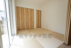 リビング隣には、ホッとできる和室を用意。客間としてはもちろん、お子様のお昼寝スペースや書斎としても活躍してくれそうです＾＾