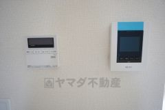 防犯性もばっちり、TVモニター付きインターフォン完備。大きなモニターで玄関先を確認できます。録画機能が付いているので不在時の訪問者も確認できて安心です^^